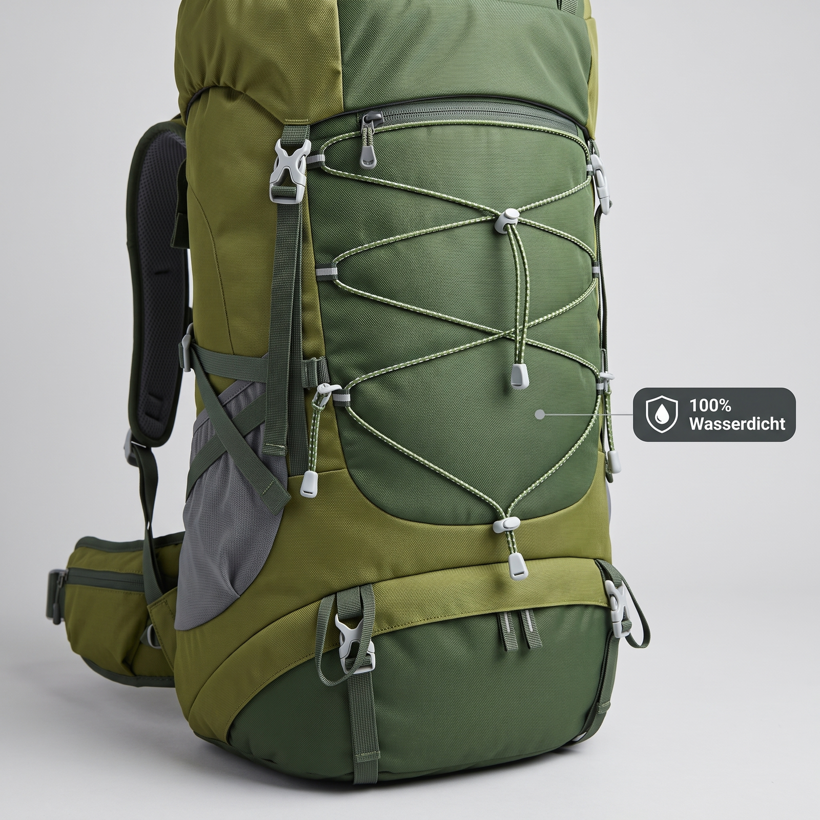 Trekkingrucksack 50L grün, wasserdichtes Gewebe im Studio-Nahaufnahme
