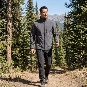 Herren Softshell-Skijacke Grau beim Wandern