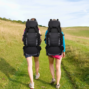 Zwei Wanderer mit Trekkingrucksack 90 L auf Wanderweg