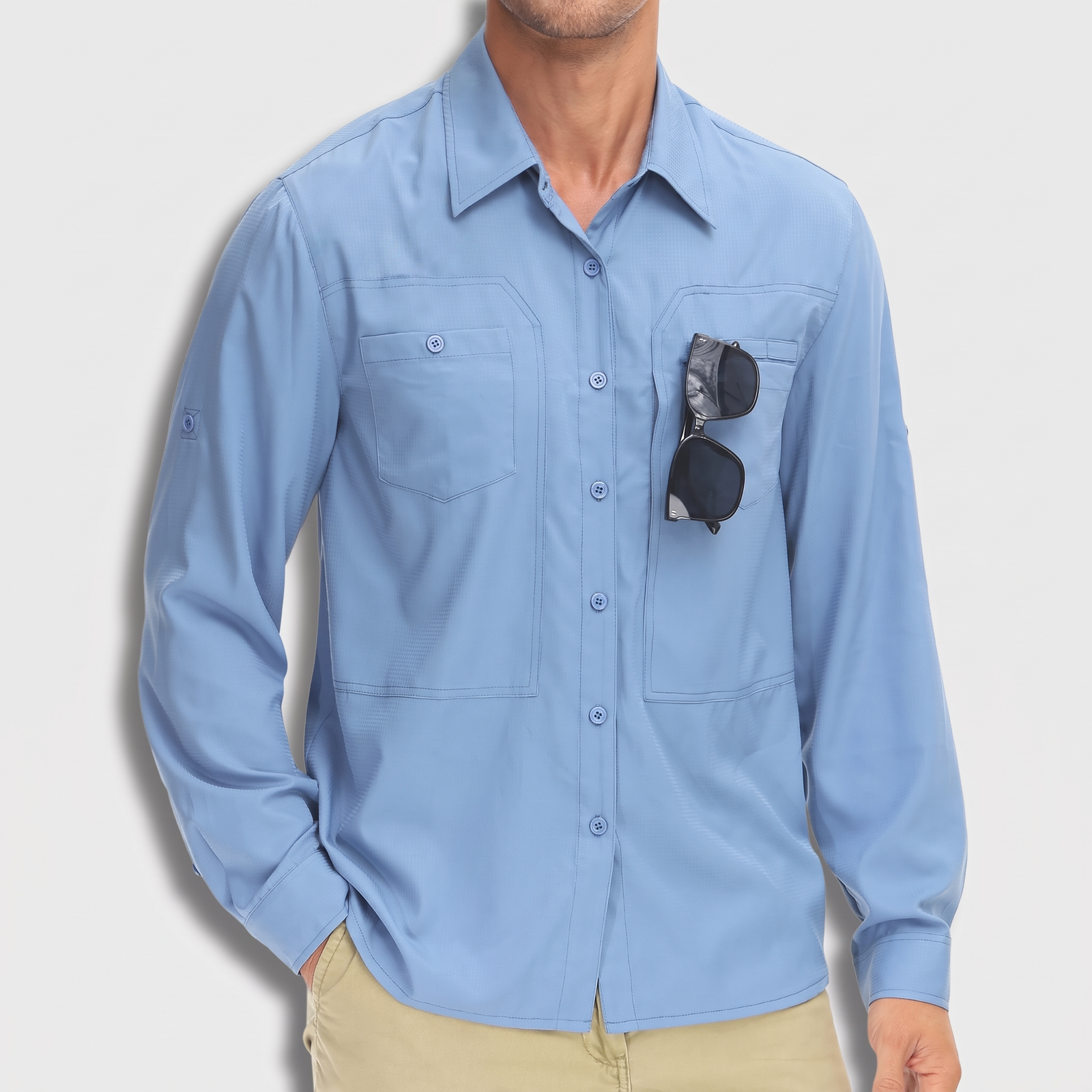 Nahaufnahme der Brusttaschen des hellblauen UV-Wanderhemds mit Sonnenbrille