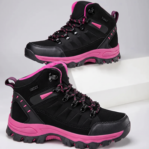 Zwei Paar wasserdichte Wanderschuhe für Damen in Schwarz-Pink auf einem Podest