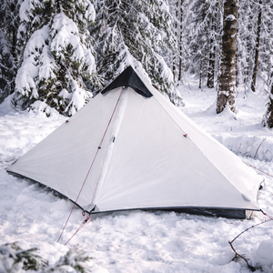 1-Personen-Zelt im Schnee aufgebaut, wintertauglich