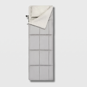 Camping-Schlafsack mit Kissen, hellgrau, zusammengelegt mit integriertem Kissen, Studioaufnahme von oben