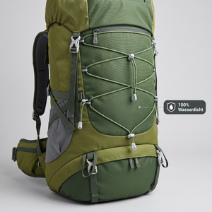 Trekkingrucksack 50L grün, wasserdichtes Gewebe im Studio-Nahaufnahme